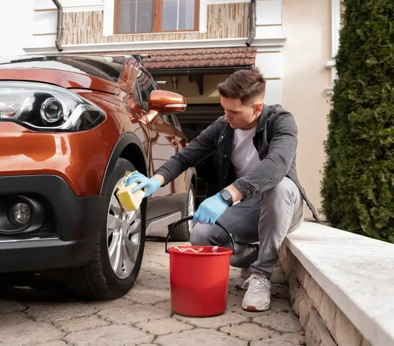 Lavage auto à domicile Sauzelles : professionnel intervenant sur un véhicule